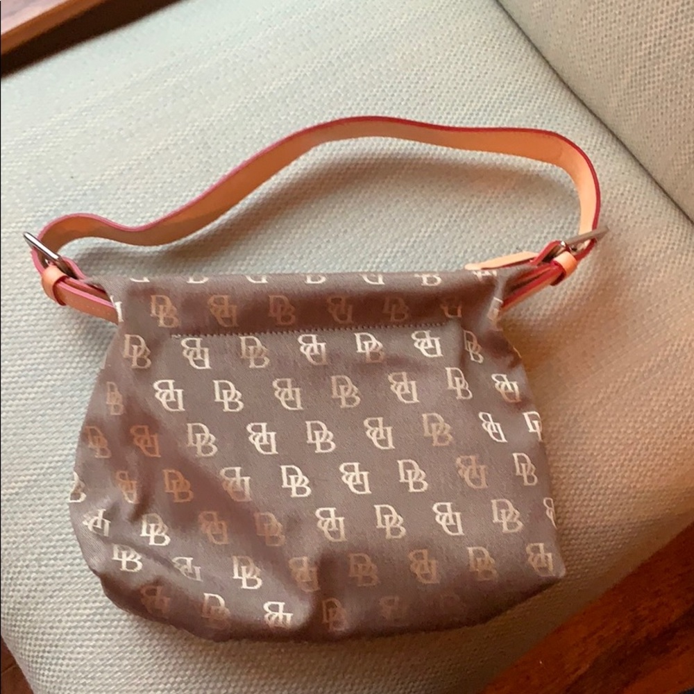 Small Dooney & Bourke purse.